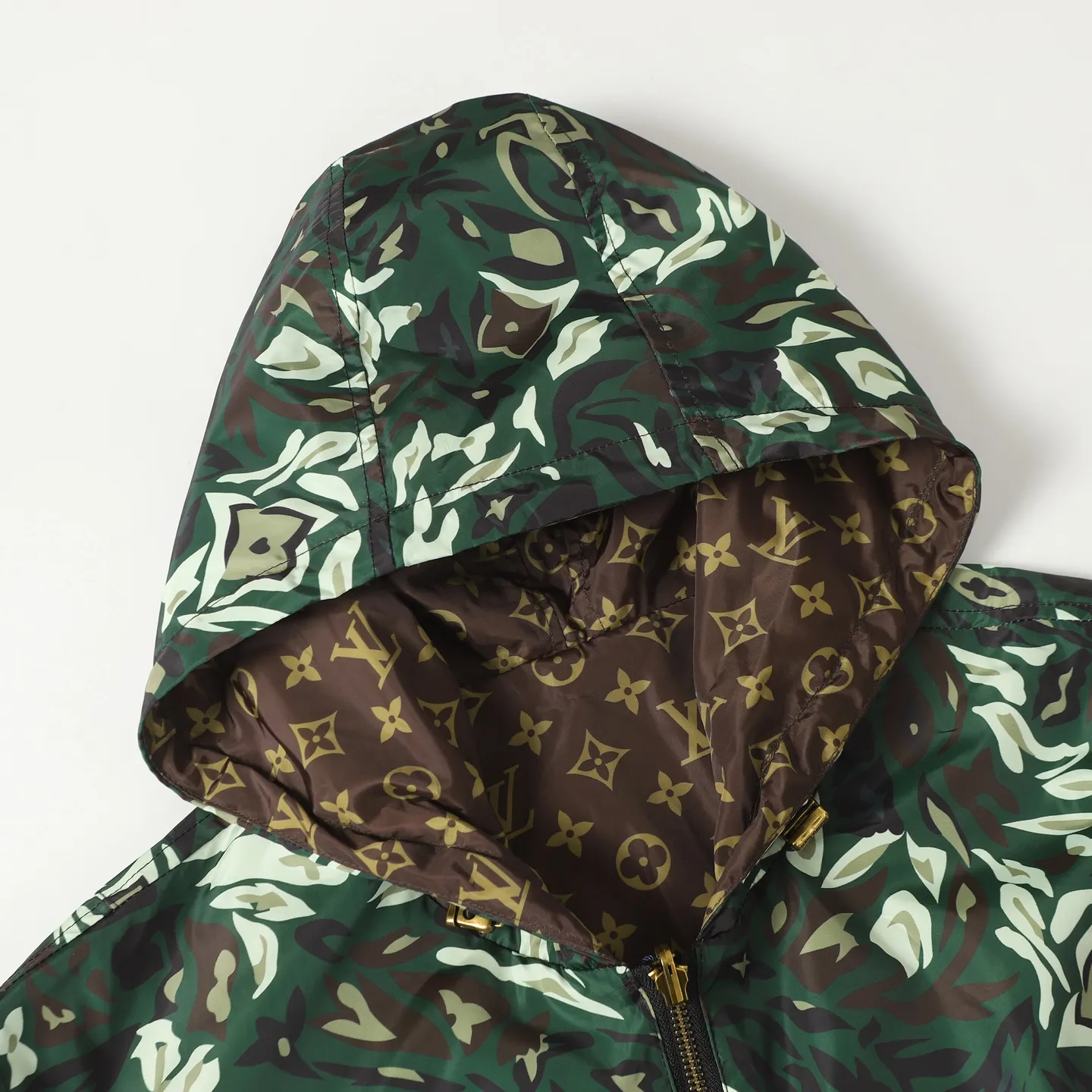 🅿️540 Louis Vuitton/Louis Vuitton camouflage presbyopic double-sided jacket. The original version was purchased for 23,000. It can be worn on both sides and can be switched between the two styles at will. Needless to say, the style is low-key and luxurious. Both sides bring out the 1V classic elements. The loose version makes the upper body casual and comfortable. The solid color side is a soft shell model, the solid color is simple, only the chest is decorated with leather, the inside and outside hardware are all double-sided engraved, and the original version can be customized and dyed. The clothes are of the same color with no color difference, and the labor cost is expensive. The lining is made of silk jacquard fabric, and the classic full-width logo jacquard process requires everything to be woven, and the process cost is extremely high. Size: 46 48 50 52